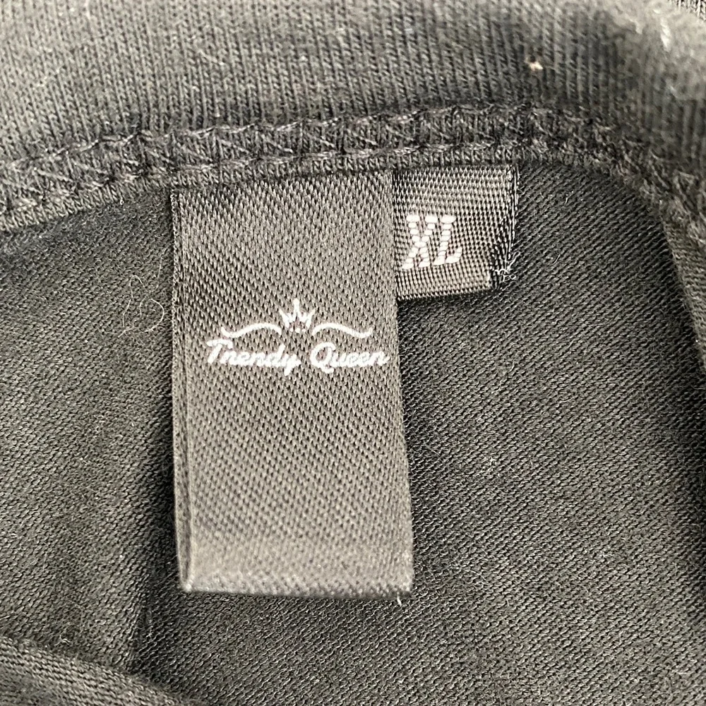 Elegant Black Short Sleeve Women's Tee - Picture 2 of 5